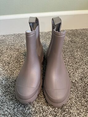 Uyirain Boots